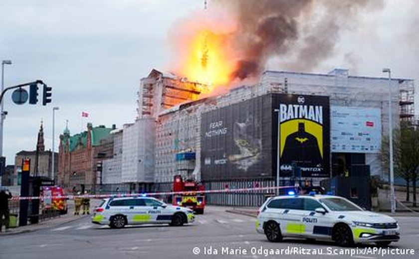 Grande incêndio atinge Bolsa de Valores do século XVII em Copenhague, derrubando torre icônica