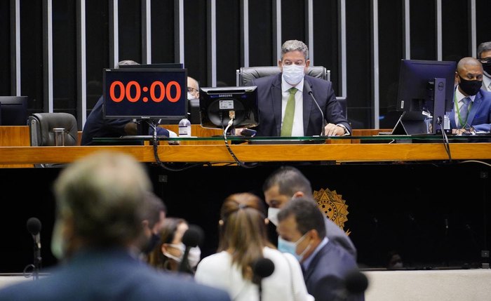 A votação registrou 300 votos a favor e 122 contra