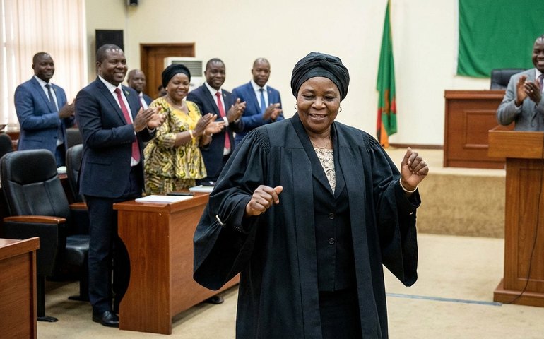 Presidente do Parlamento da Zâmbia celebra com dança após aprovação de emendas