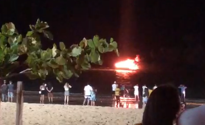 Embarcação pegou fogo na noite de ontem