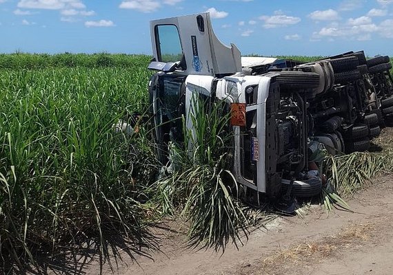 Caminhão carregado com botijões de gás tomba em trecho da BR-101