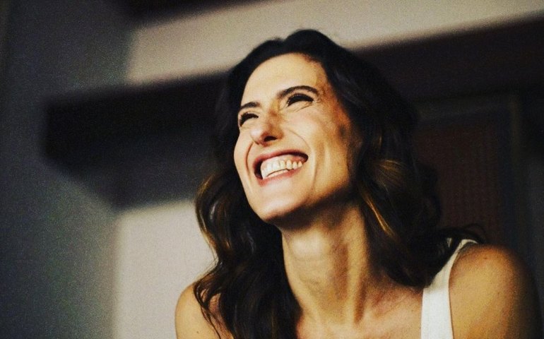 Em acidente doméstico, Paola Carosella quebra dedo do pé pela segunda vez este ano