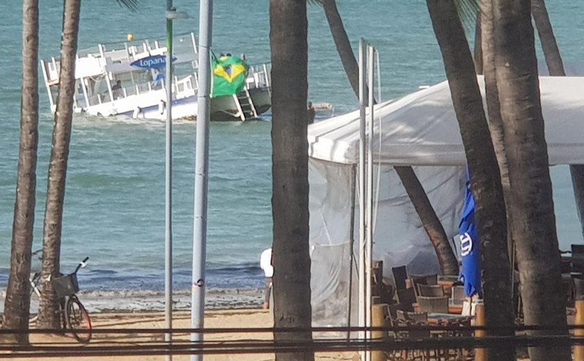 Catamarã naufraga na praia da Ponta Verde nesta sexta-feira (26)