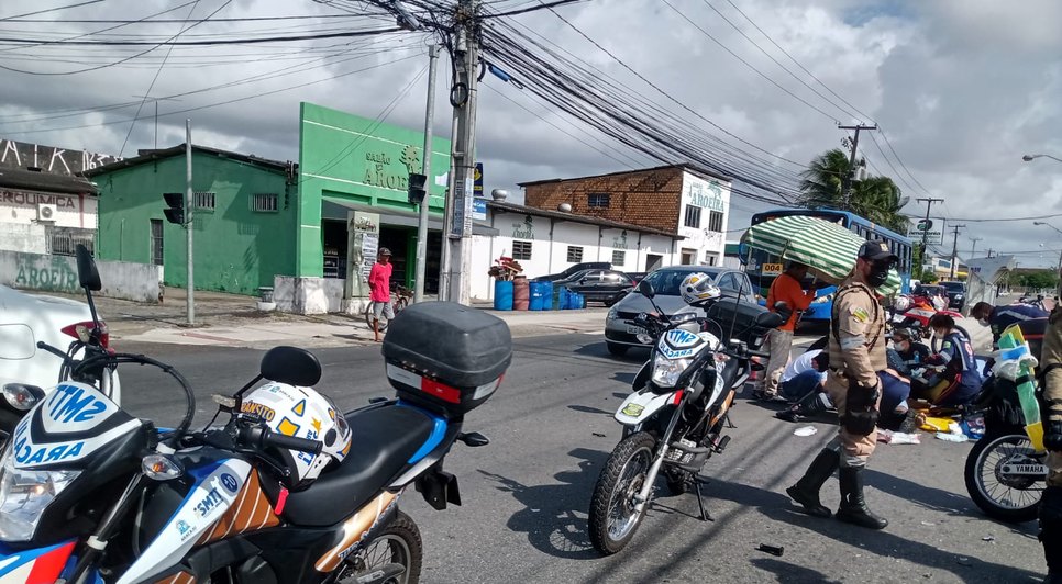 Motociclista fica gravemente ferido após colidir com carro na Zona Sul de Aracaju / Foto: Foto: SMTT/Divulgação