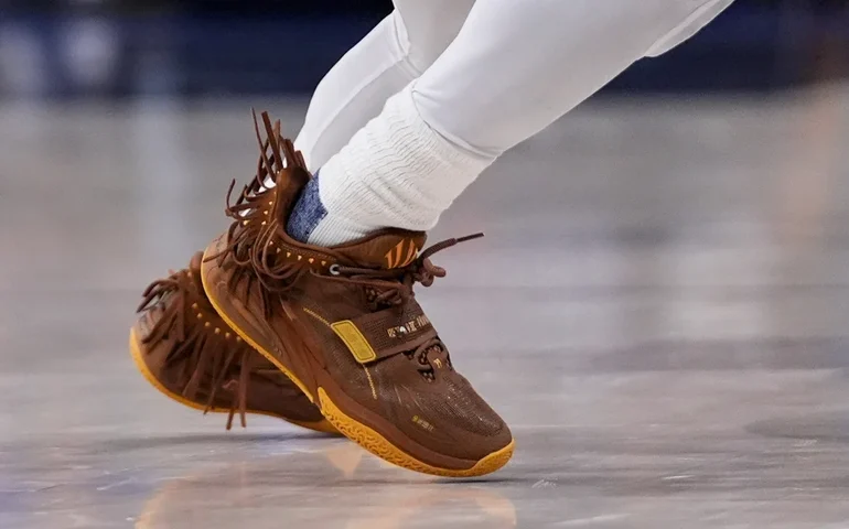 A surpreendente complexidade por trás do rangido dos tênis de basquete em pisos de madeira.