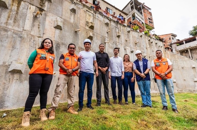 Prefeito Rodrigo Cunha entrega encostas da Grota da Macaxeira e João Sampaio e amplia proteção em áreas de risco