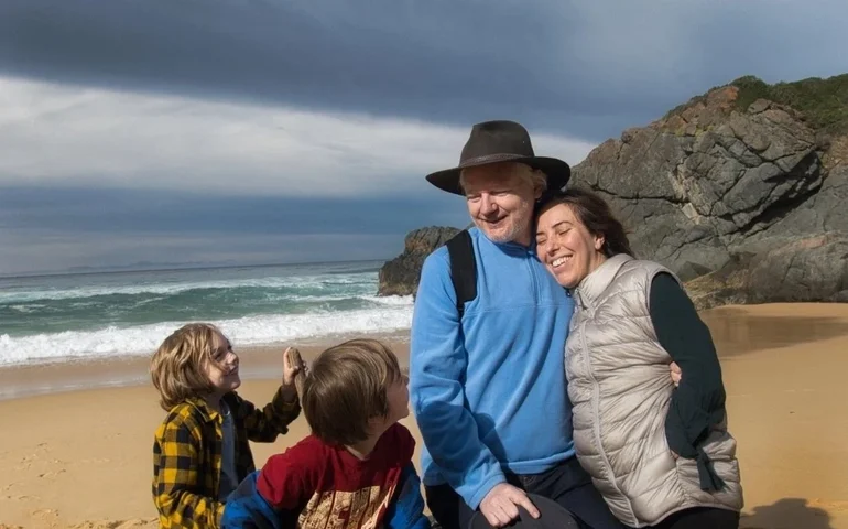 Fundador do WikiLeaks, Julian Assange reaparece em foto na praia com a família, um mês após ser solto