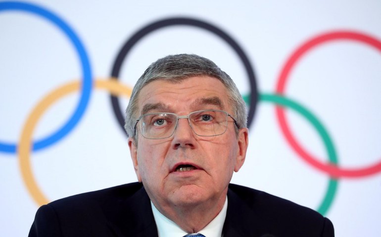 Presidente do COI pede paz e defende dirigentes russos em evento