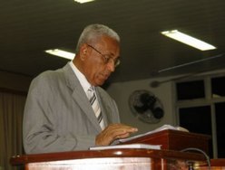 Pr. José Antônio dos Santos ministrando a Palavra