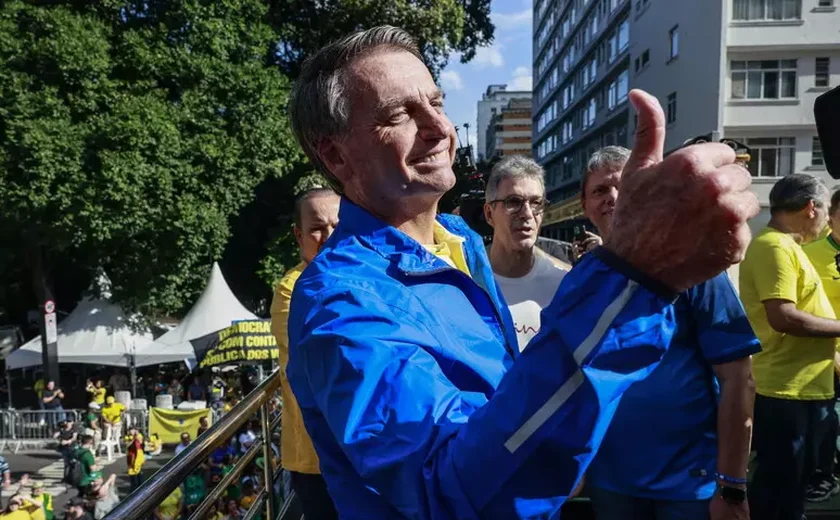 Trump volta a defender Bolsonaro e ataca Justiça brasileira