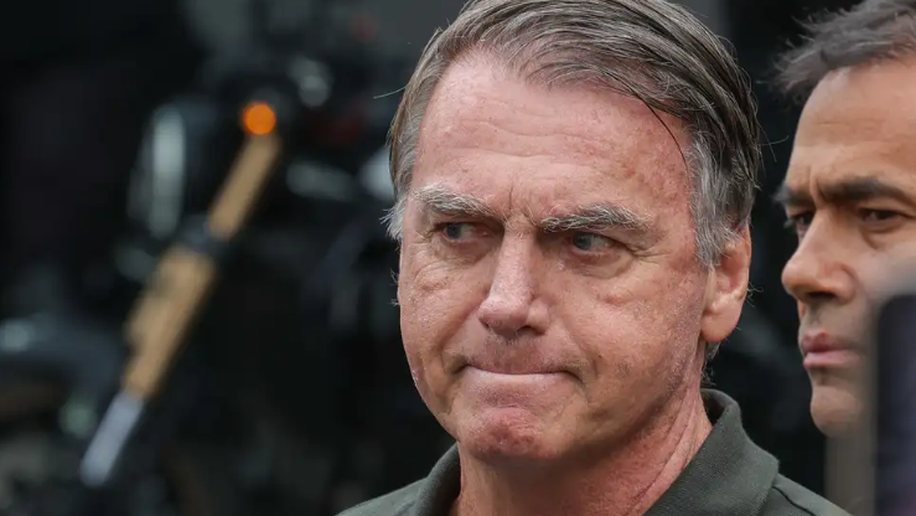 Bolsonaro é preso pela Polícia Federal em Brasília