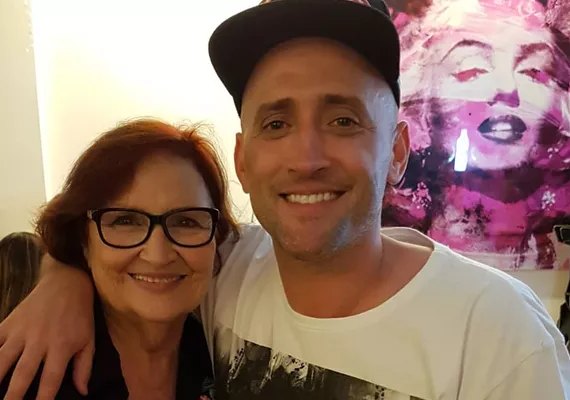 Mãe de Paulo Gustavo recebe homenagem dos netos