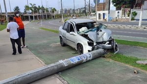 Colisão derruba poste de iluminação pública na Zona Sul de Aracaju / Foto: Foto: Reprodução/Redes Sociais