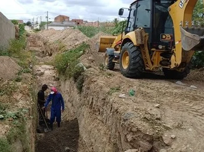 Codevasf e Prefeitura de Canapi implantam drenagem e pavimentação no centro comercial da cidade