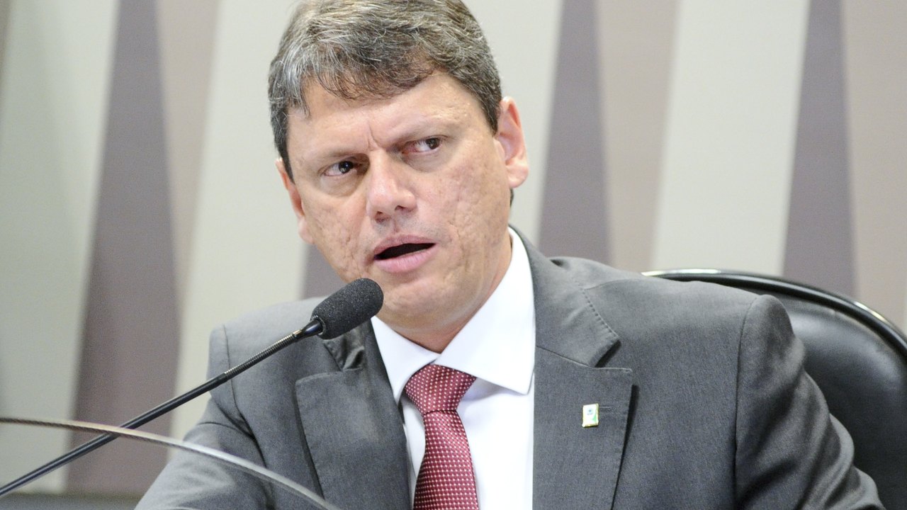 Tarcísio diz ter discordado de Bolsonaro sobre vacinação contra covid-19