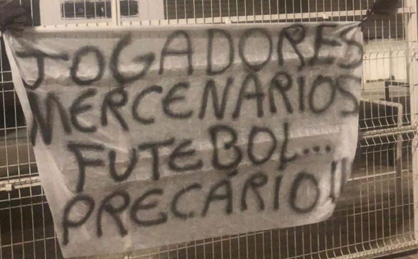 Torcida do ASA protesta antes da semifinal do Alagoano e chama jogadores de “mercenários”