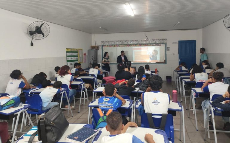 Secdef lança Projeto #NaRede em escola do Benedito Bentes II para tratar sobre uso seguro da internet