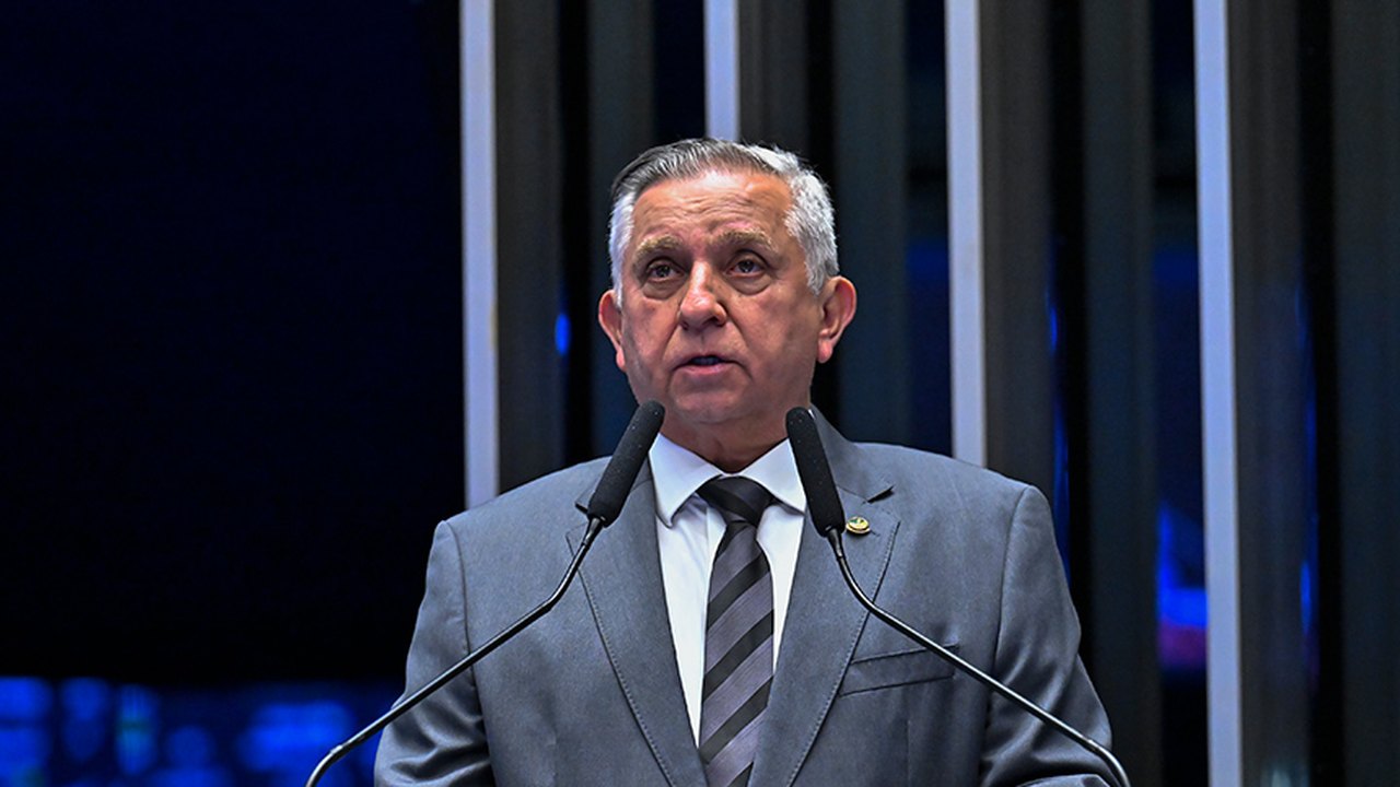 Izalci homenageia professores e defende valorização da categoria