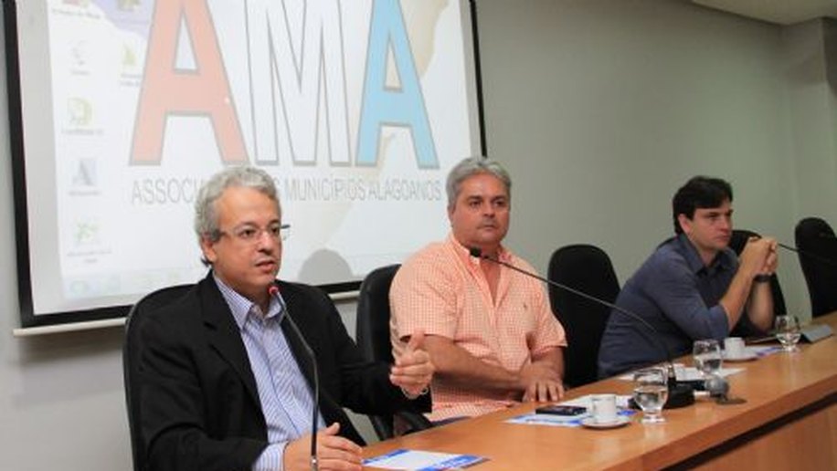 Secretário discute situação do transporte escolar com prefeitos alagoanos