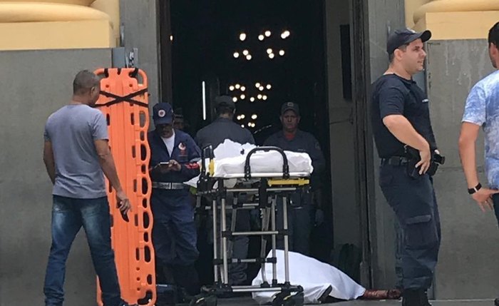 Corpo é resgatado da catedral após tiroteio - Foto: Divulgação