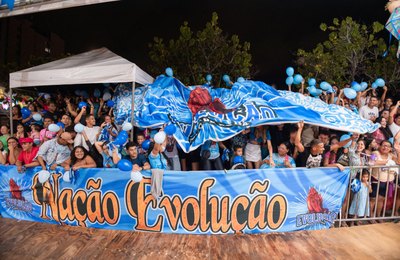 Torcedores de cocos de roda animam plateia e se emocionam em concurso municipal