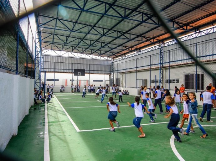 Rui reinaugura escola e autoriza construção de nova creche em Maceió