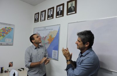 Casal homenageia ex-vice-presidente Operacional Francisco Beltrão