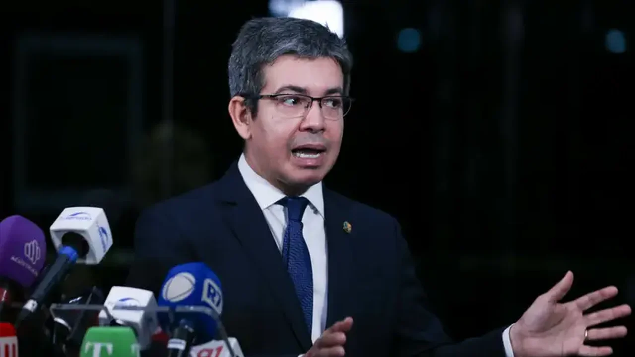 Líder diz que governo vai insistir na taxação de 'bancos e bets'