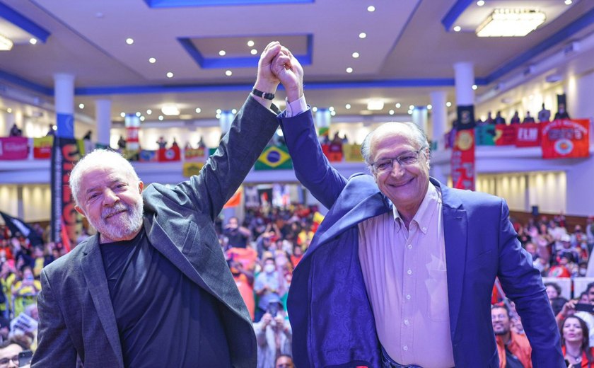 Apoiado por 87 movimentos populares, Lula diz que quem vai mudar o país é o povo
