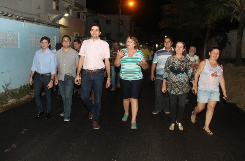 Rui Palmeira vistoria obras no Conjunto Divaldo Suruagy