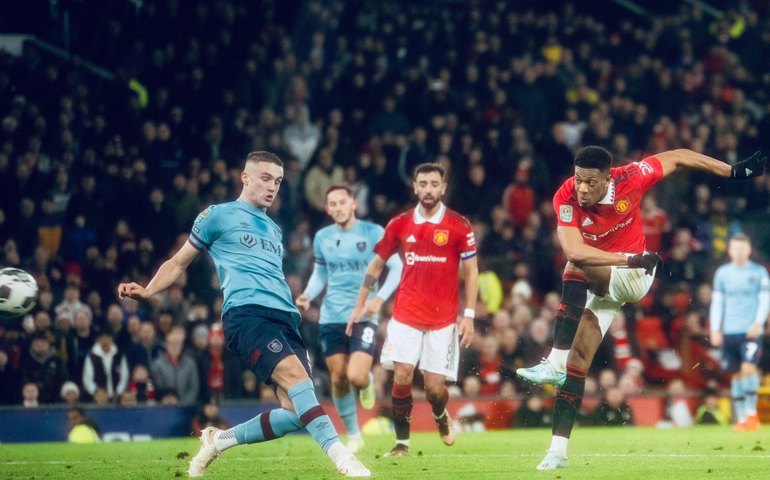United bate Burnley e vai às quartas na Copa da Liga Inglesa em 1º jogo sem CR7