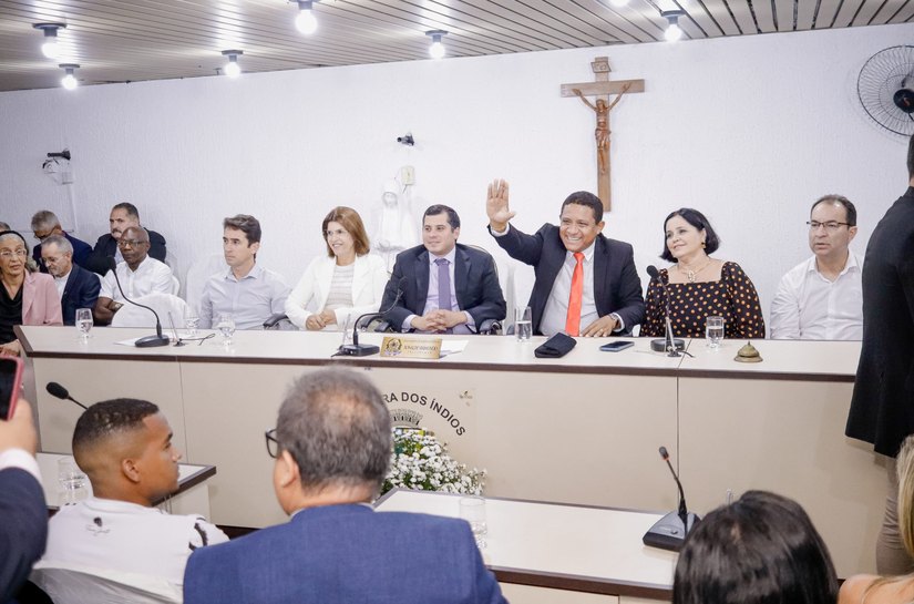 Prefeito Júlio Cezar participa de entrega de títulos, comendas e homenagens na Câmara de Vereadores
