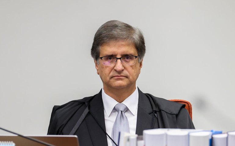 Mulher que pichou estátua pode cumprir prisão domiciliar, diz PGR