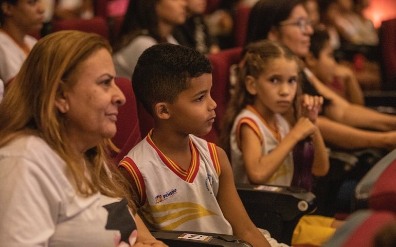 Estudantes de escolas públicas de Penedo assistem filmes do Circuito Penedo de Cinema