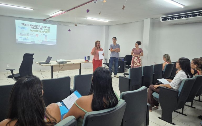 Saúde capacita pessoal que manipulam alimentos em abrigos para idosos