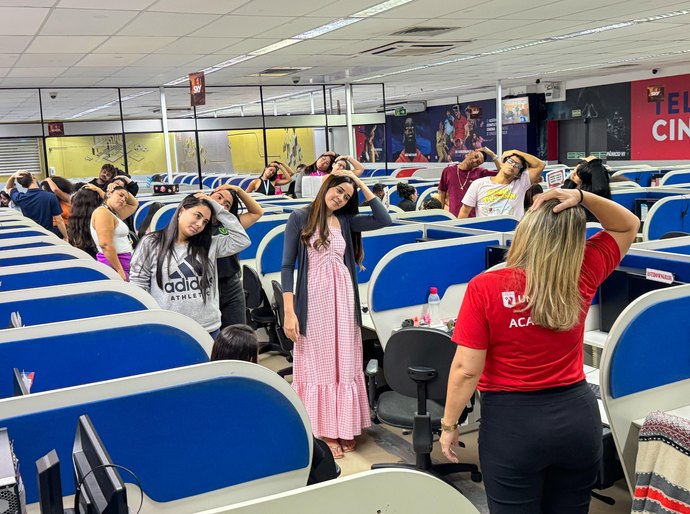 Uninassau Maceió leva cinesioterapia para os colaboradores da AlmavivA