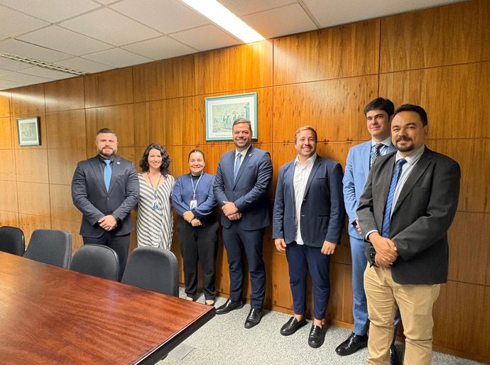 Presidente da Câmara visita Instituto Legislativo Brasileiro para ampliar parcerias