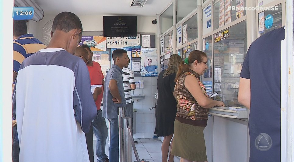 Apostadores lotam as lotéricas em busca da sorte na mega da virada