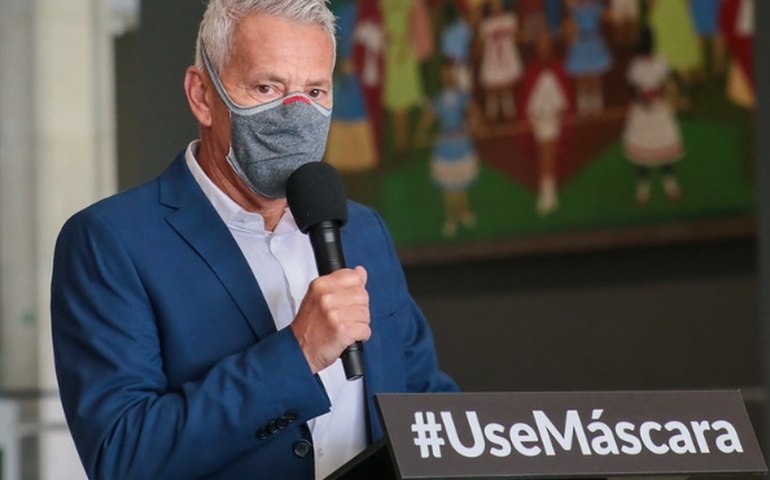 Governo reavalia plano de volta às aulas em SP