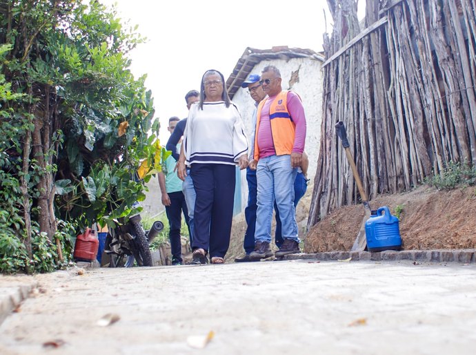 Prefeita Tia Júlia realiza visita técnica em obra na Rua São Miguel e reforça compromisso com infraestrutura em Palmeira