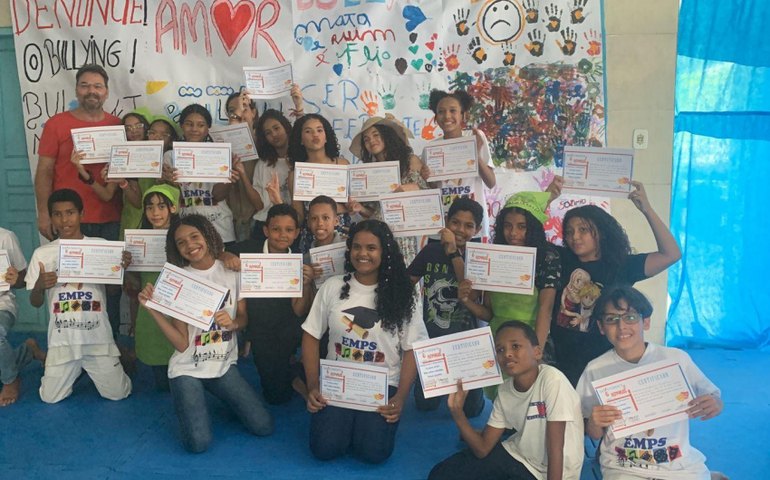 Estudantes da Escola Municipal Manoel Pedro dos Santos participam de projeto Teatro Identidade