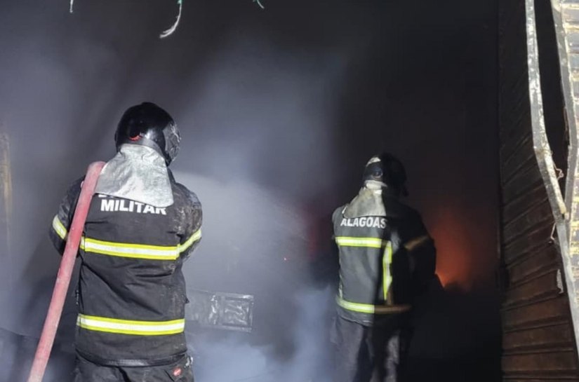 Corpo de Bombeiros combate incêndio em loja de eletrodomésticos em Arapiraca
