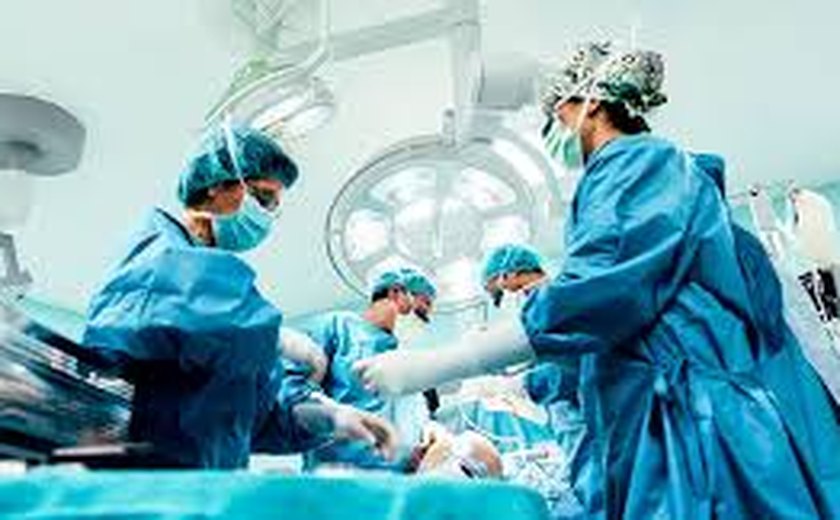 Homem invade centro cirúrgico durante cesariana em hospital de Maceió