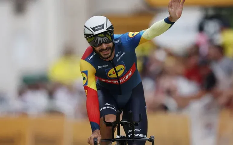 Ciclista que parou para beijar a mulher durante prova é multado por 'prejudicar imagem do esporte'; vídeo