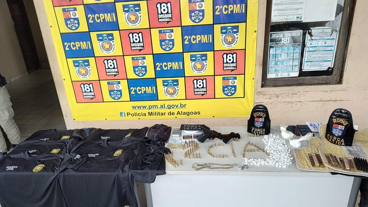 Homem é preso pela PM em Maceió com arma, drogas e fardamento da Polícia Civil