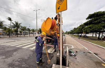 Infraestrutura executa limpeza da rede de drenagem no Jaraguá e reforça ações preventivas contra alagamentos