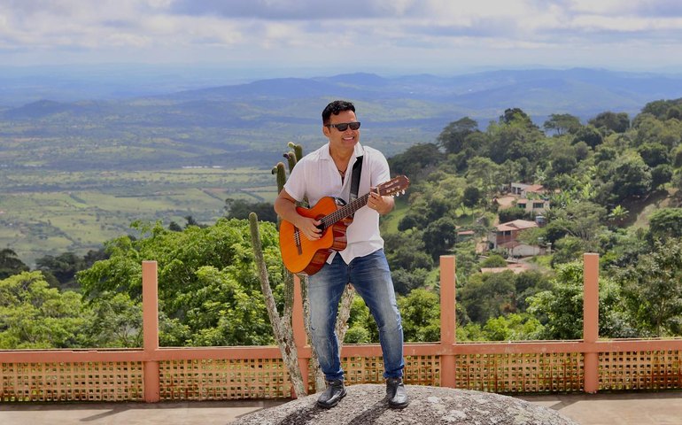 Almir Rouche lança videoclipe em homenagem a música ‘Serra Negra’