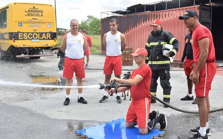 Comandante-geral do Corpo de Bombeiros participa de exercício com fogo real no Batalhão de Incêndio