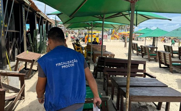 Fiscais do Procon/AL durante ação da Operação Verão em estabelecimento na Praia do Francês, em Marechal Deodoro