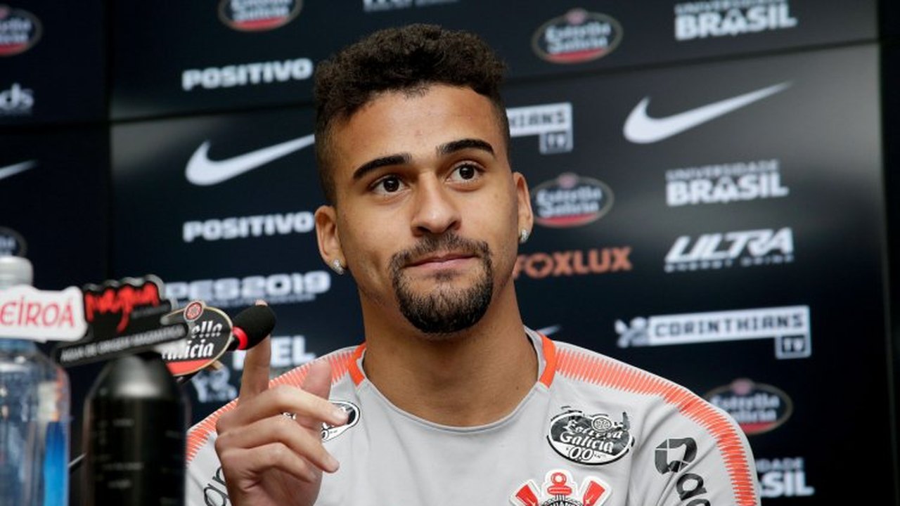 Corinthians anuncia renovação do contrato de Léo Santos até 2023